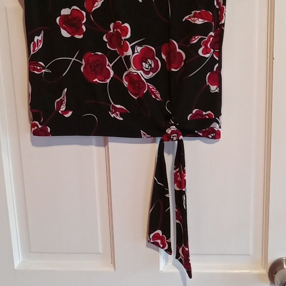 Short sleeve Van Heusen top, Size M, tie at bottom front - Picture 2 of 5